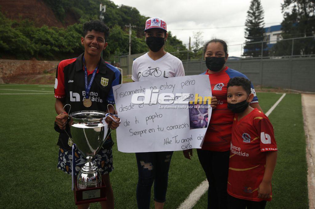 Presumieron la copa y la pancarta especial: Así fue el espectacular recibimiento que tuvo el Olimpia Sub-15 tras ganar la Donosti Cup
