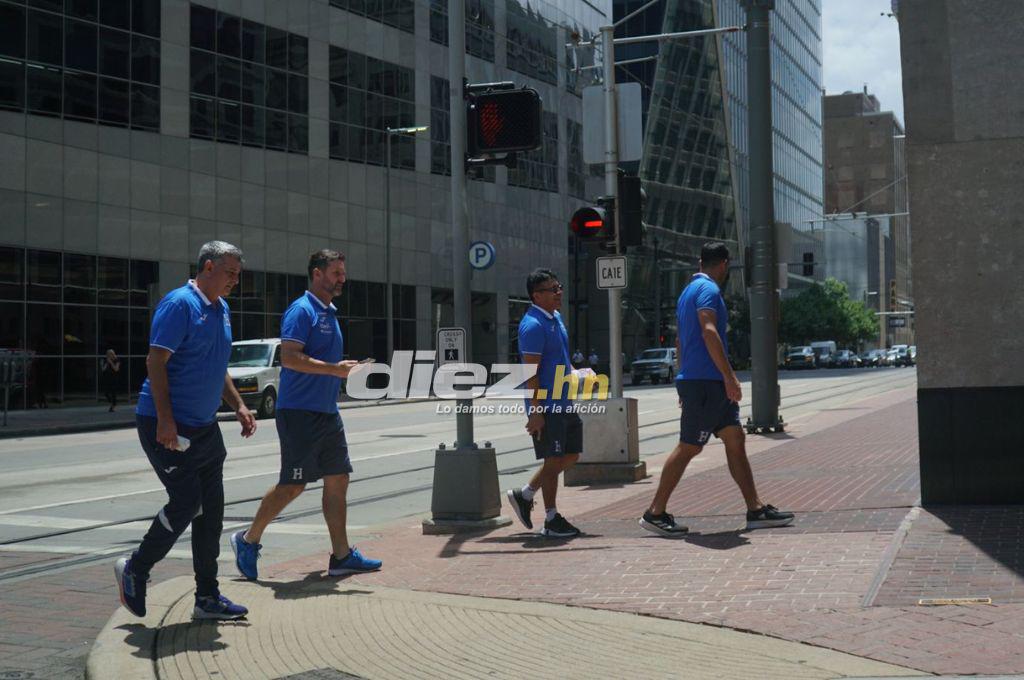 Diego Vázquez y su cuerpo técnico en la Selección Nacional de Honduras recorren las calles del downtown de Houston