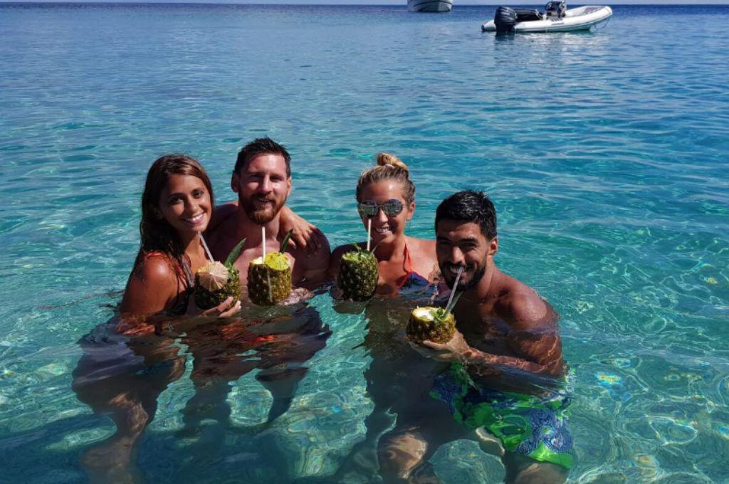 ¡De nuevo en la playa! Antonela Rocuzzo enciende las redes sociales con su bikini; junto a Messi y Luis Suárez