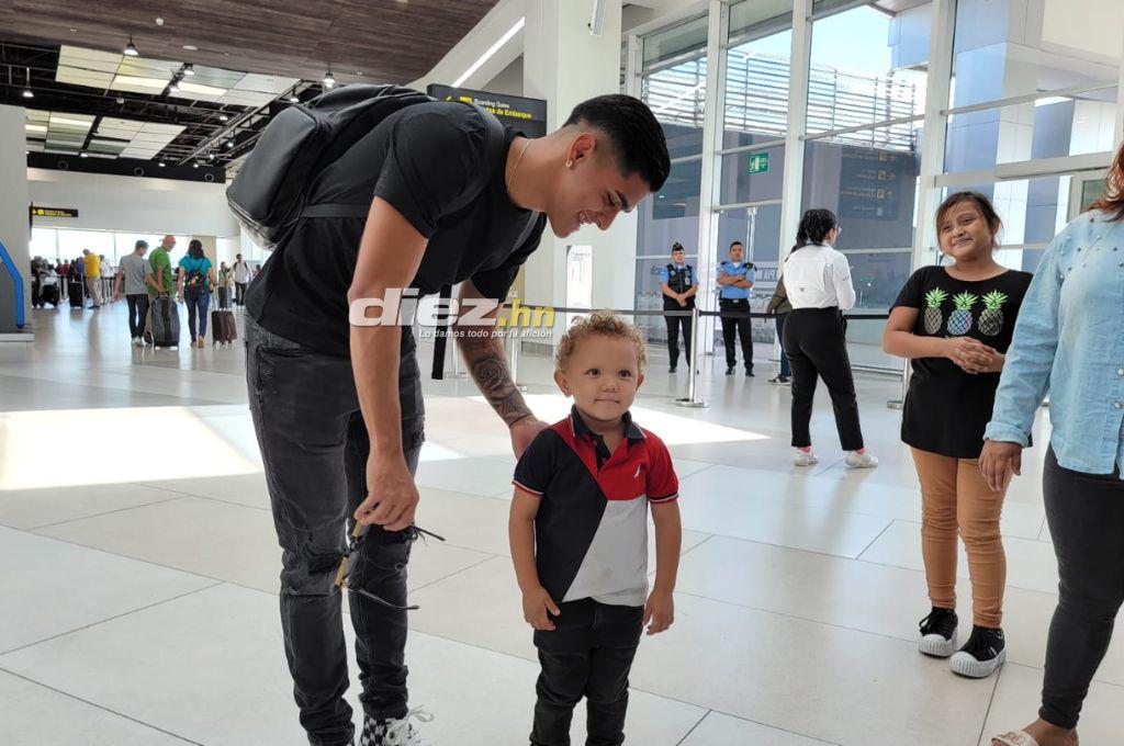 Muy contentos y solicitados en el aeropuerto: Así fue la salida de los legionarios que retornaron a sus clubes