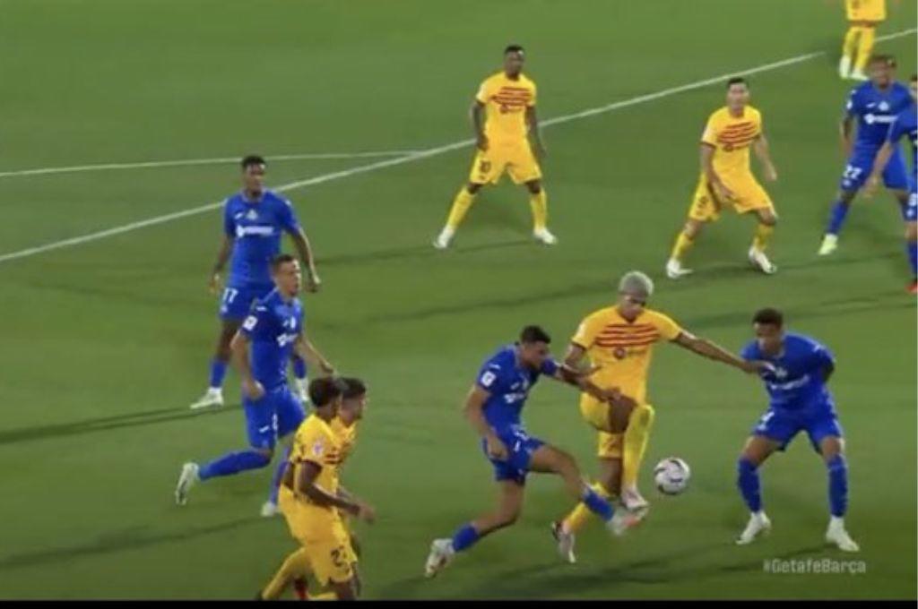 La fuerte discusión de Xavi con el árbitro y exjugador del Barcelona y el polémico penal no pitado; Choco Lozano debutó con Getafe