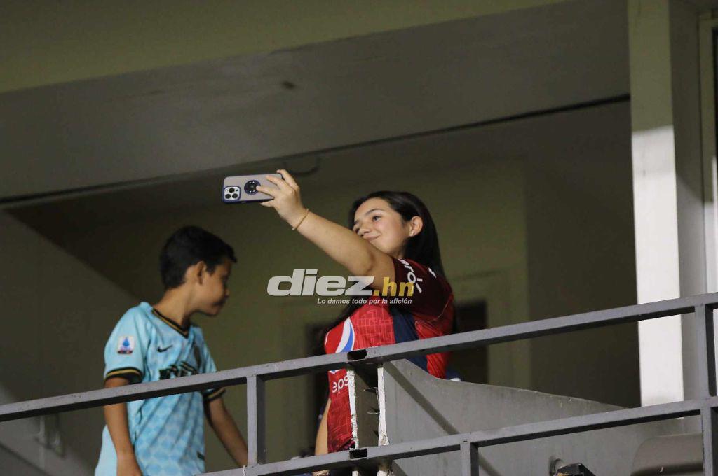 Las dos aficionadas de Potros que se robaron las miradas en el estadio Nacional y la reacción de Auzmendi al ver a sus ex compañeros