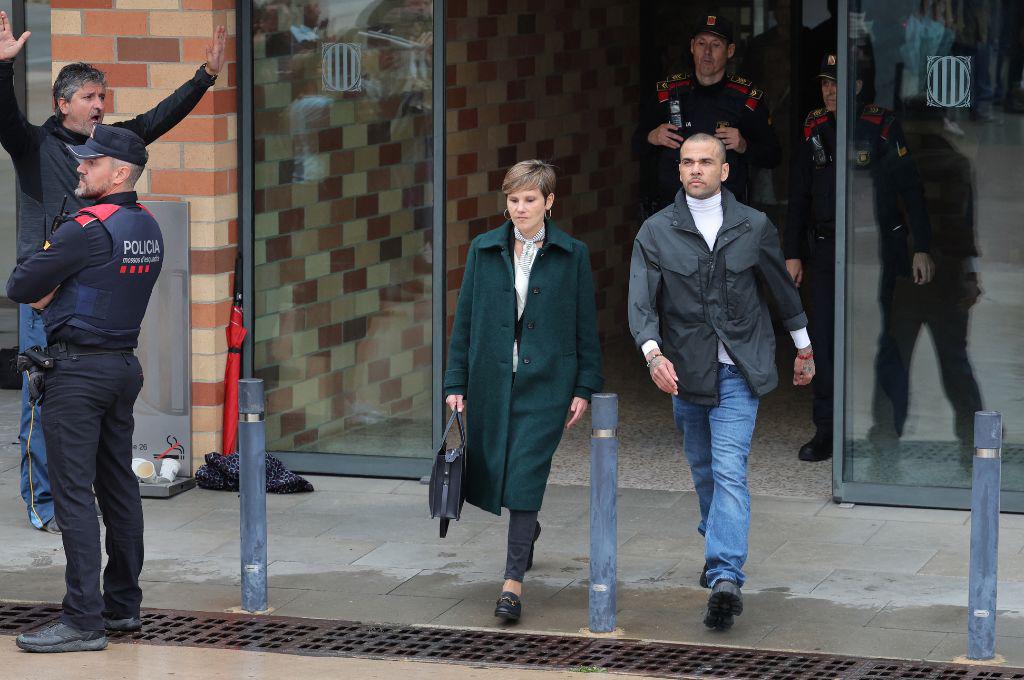 Dani Alves sale de la cárcel: ¿Cómo está su estado físico? Las primeras imágenes del brasileño tras pagar la fianza y quedar libre