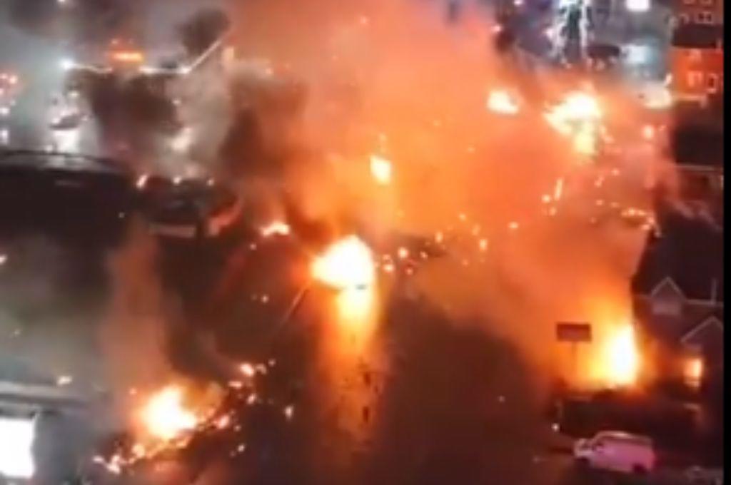 ¡Nueva tragedia! Un avión cae en zona residencial en Filadelfia, se reportan casas quemadas y varios muertos