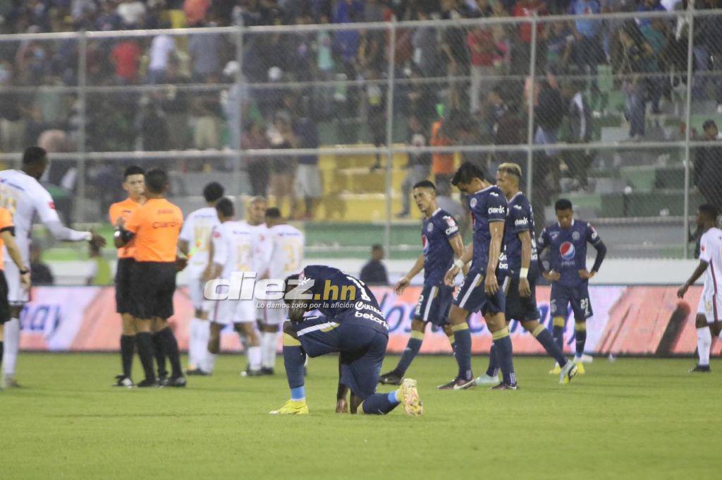 Fotos: La “Tota” Medina fue a encarar al árbitro, aficionados lanzan de todo y ¿dónde terminó viendo el juego el DT de Motagua?