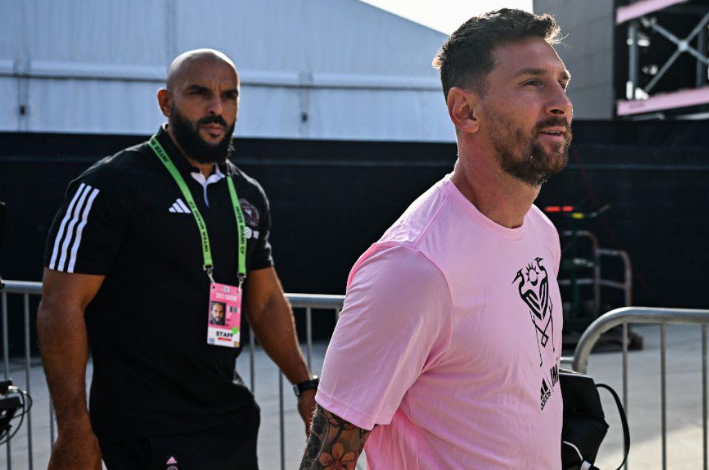 El tremendo salario de Yassine Cheuko, guardaespaldas que cuidó de Messi en Honduras: la foto que se volvió viral en San Pedro Sula