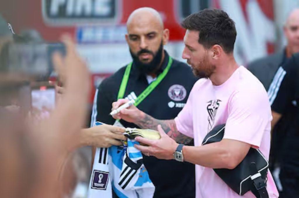 El tremendo salario de Yassine Cheuko, guardaespaldas que cuidó de Messi en Honduras: la foto que se volvió viral en San Pedro Sula