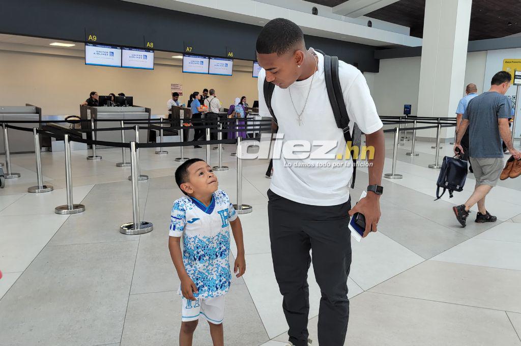 Muy contentos y solicitados en el aeropuerto: Así fue la salida de los legionarios que retornaron a sus clubes