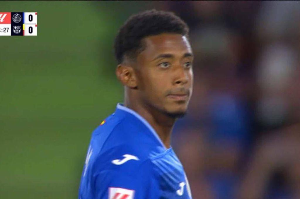 La fuerte discusión de Xavi con el árbitro y exjugador del Barcelona y el polémico penal no pitado; Choco Lozano debutó con Getafe