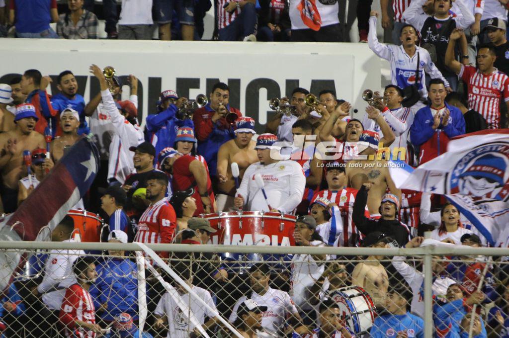 No se vio en TV: La tristeza del Génesis, la barra del Olimpia se robó el show y enojo de Pedro Troglio en conferencia