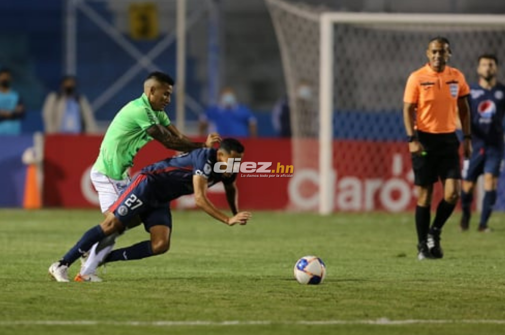 Melvin Matamoros no pita claro penal a favor de Marathón y en la siguiente jugada expulsa a Luis Garrido