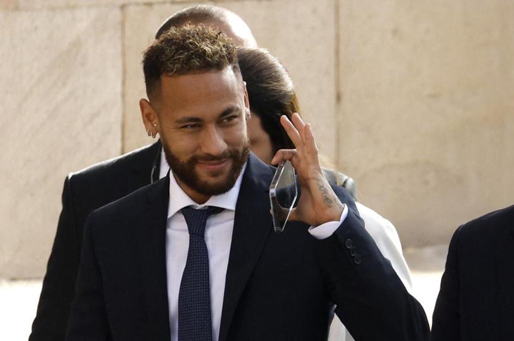 Neymar afirmó que su padre se encarga de todas las negociaciones y él solo firma.
