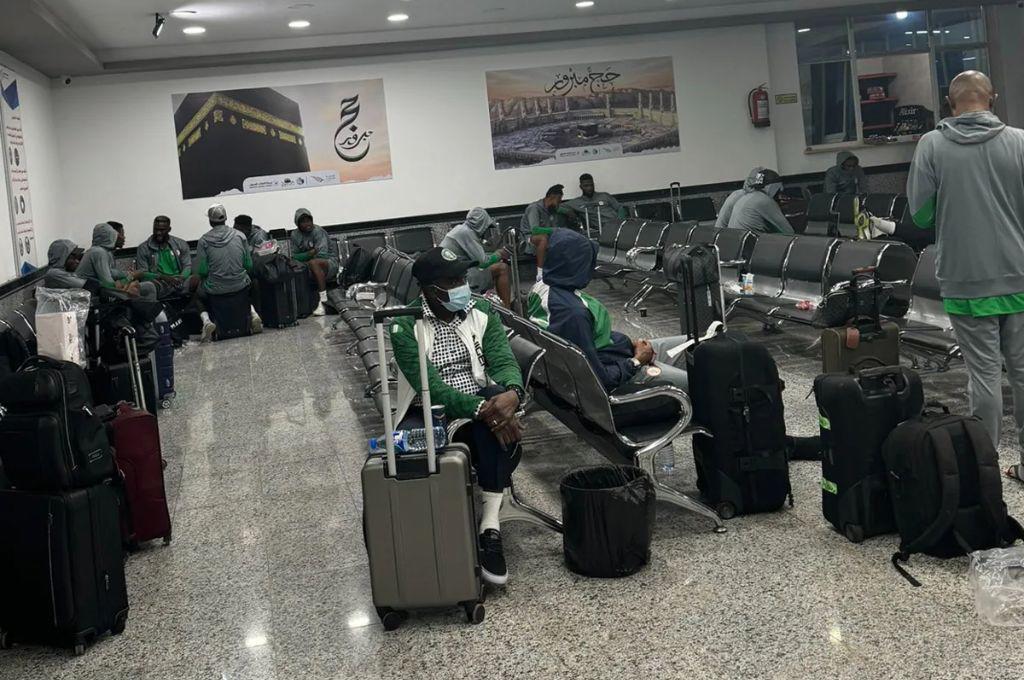 Sin comida, ni bebida: Selección de fútbol fue abandonada en aeropuerto por más de 12 horas y toman dura decisión