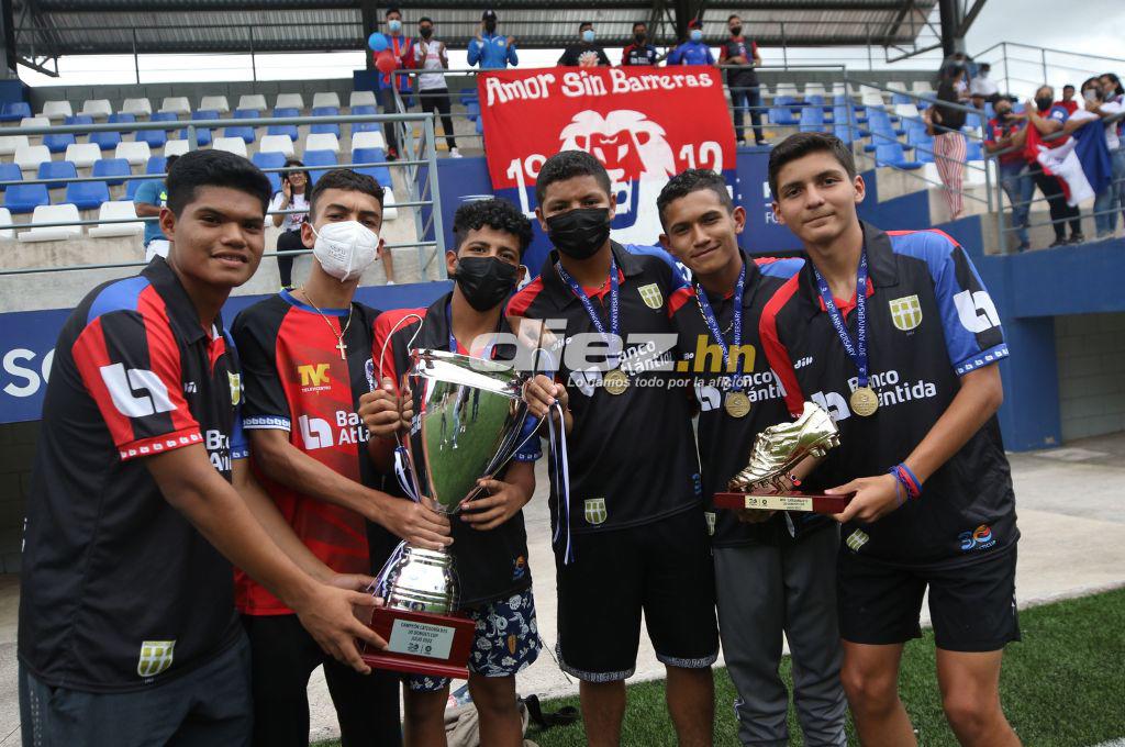 Presumieron la copa y la pancarta especial: Así fue el espectacular recibimiento que tuvo el Olimpia Sub-15 tras ganar la Donosti Cup