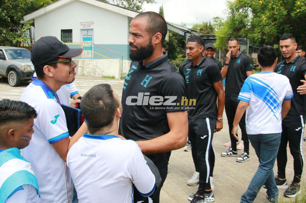 Muchas risas y abrazos: Los jugadores de la Selección de Honduras compartieron con niños del Instituto Juana Leclerc