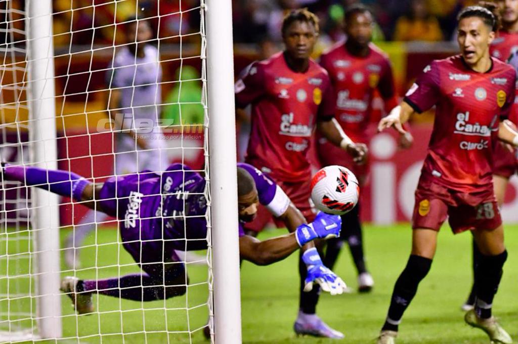 Buba López fue el hombre del partido con sus atajadas durante casi todo el partido. (Foto Diario Extra)