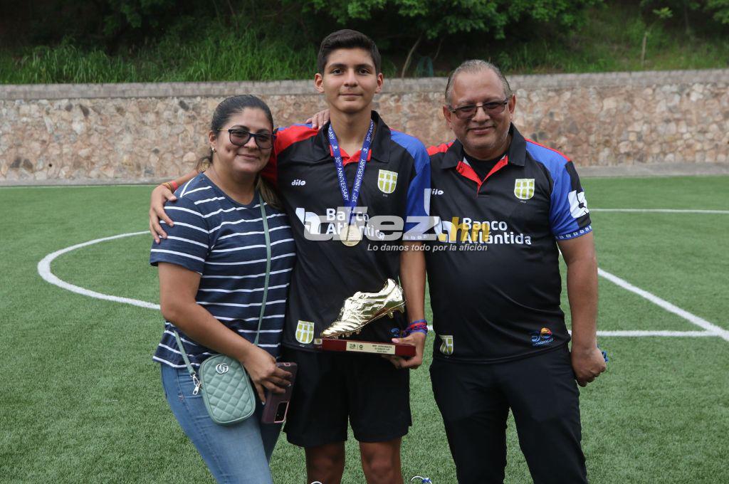 Presumieron la copa y la pancarta especial: Así fue el espectacular recibimiento que tuvo el Olimpia Sub-15 tras ganar la Donosti Cup