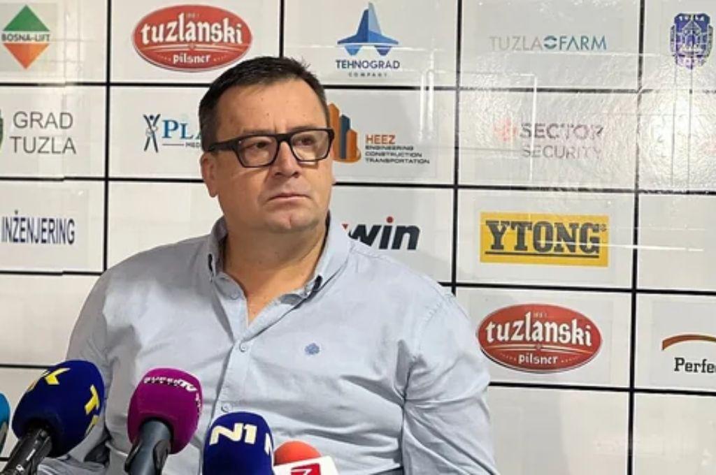 Locura en liga de Europa: Presidente del club despide al entrenador y a toda la plantilla a mitad de temporada