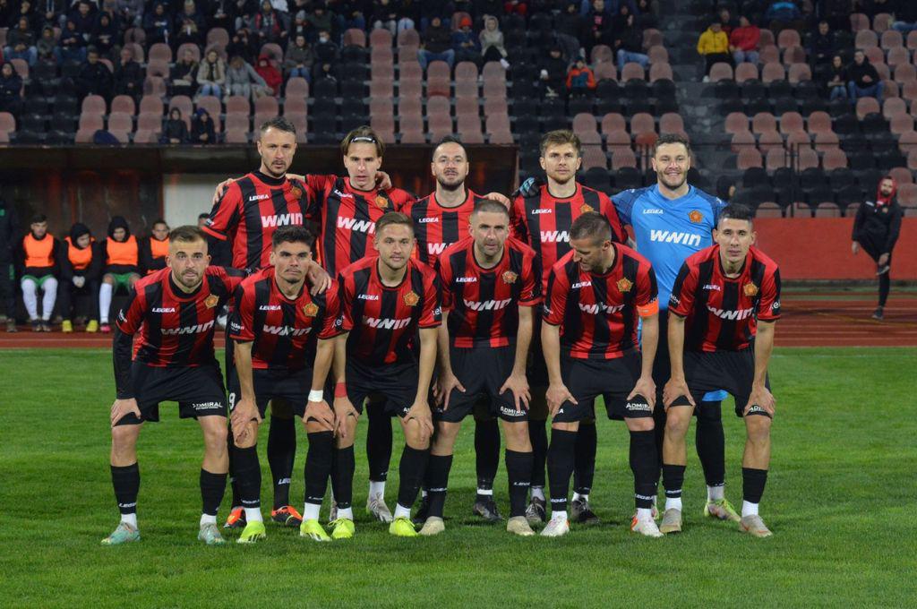 Locura en liga de Europa: Presidente del club despide al entrenador y a toda la plantilla a mitad de temporada