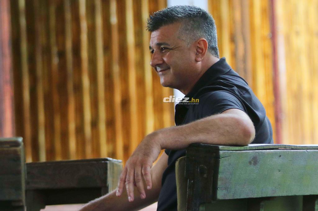 ¡Sin dar ventaja! Diego Vázquez se hace presente en el estadio Nacional para estudiar el doblete de la segunda fecha