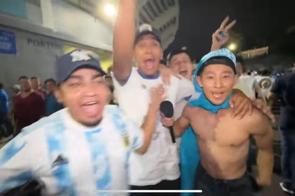 ¡Besó el escudo! Shin Fujiyama estalló de la locura en el triunfo de Honduras vs México: el mensaje a Choco y ¿le gustó la cerveza?