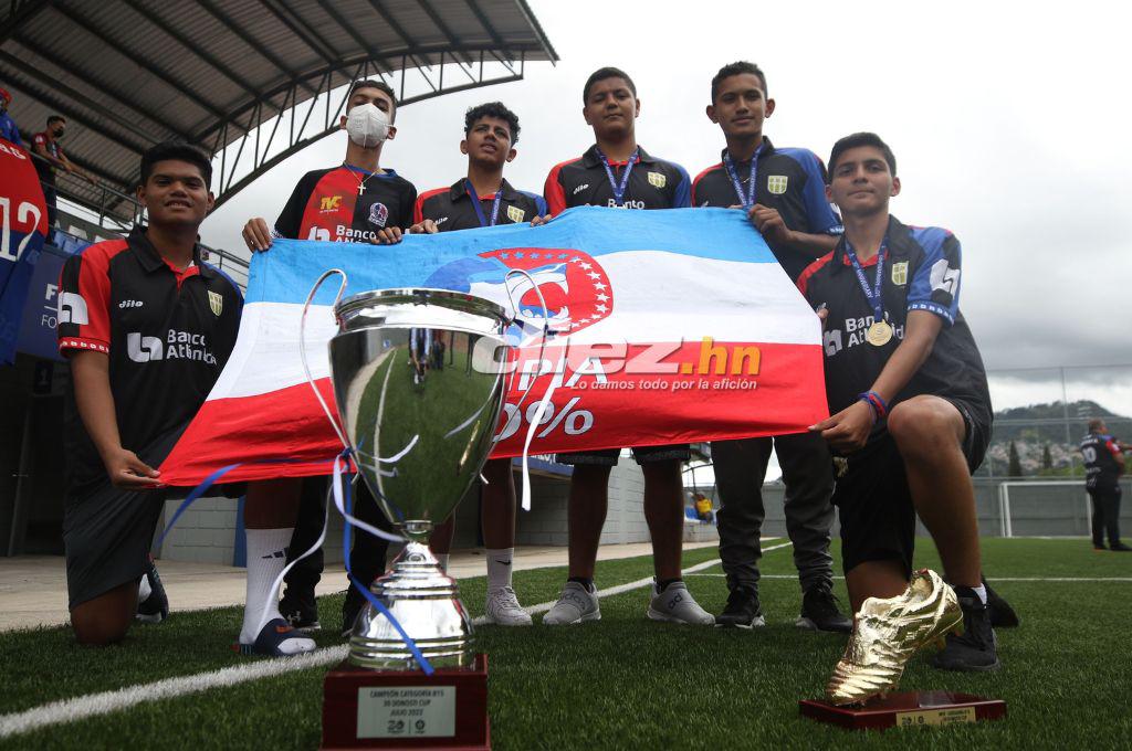 Presumieron la copa y la pancarta especial: Así fue el espectacular recibimiento que tuvo el Olimpia Sub-15 tras ganar la Donosti Cup