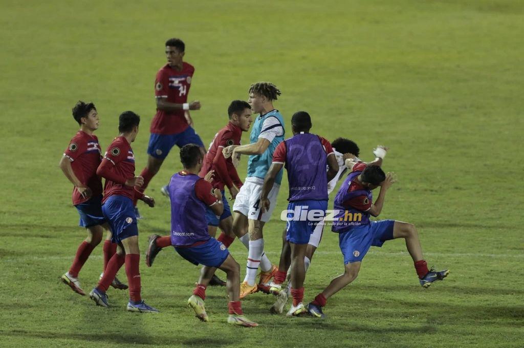 ¡Tico aplicó terrible voladora! Así fue la pelea de Costa Rica contra Estados Unidos en el Premundial de Concacaf