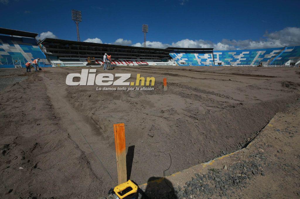 Así luce el estadio Nacional Chelato Uclés en sus fases finales del proceso de cambio de césped ¿Cuándo estará listo?