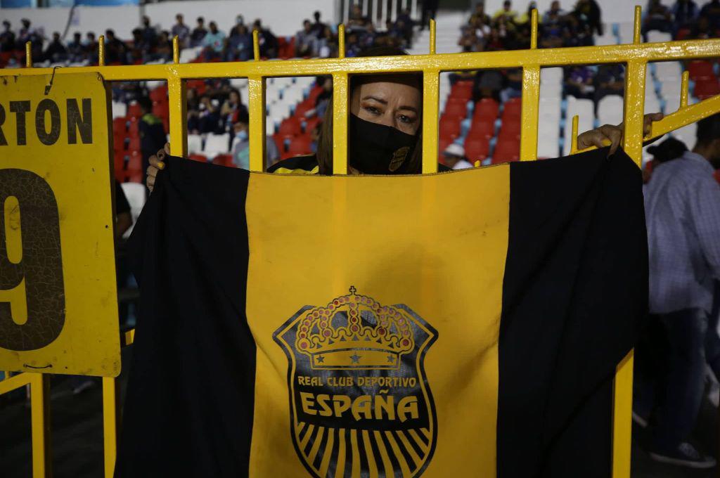 NO SE VIO EN TV: Los estadios estuvieron adornados con mujeres hermosas, la expulsión de Vargas y la celebración de Pedro Báez