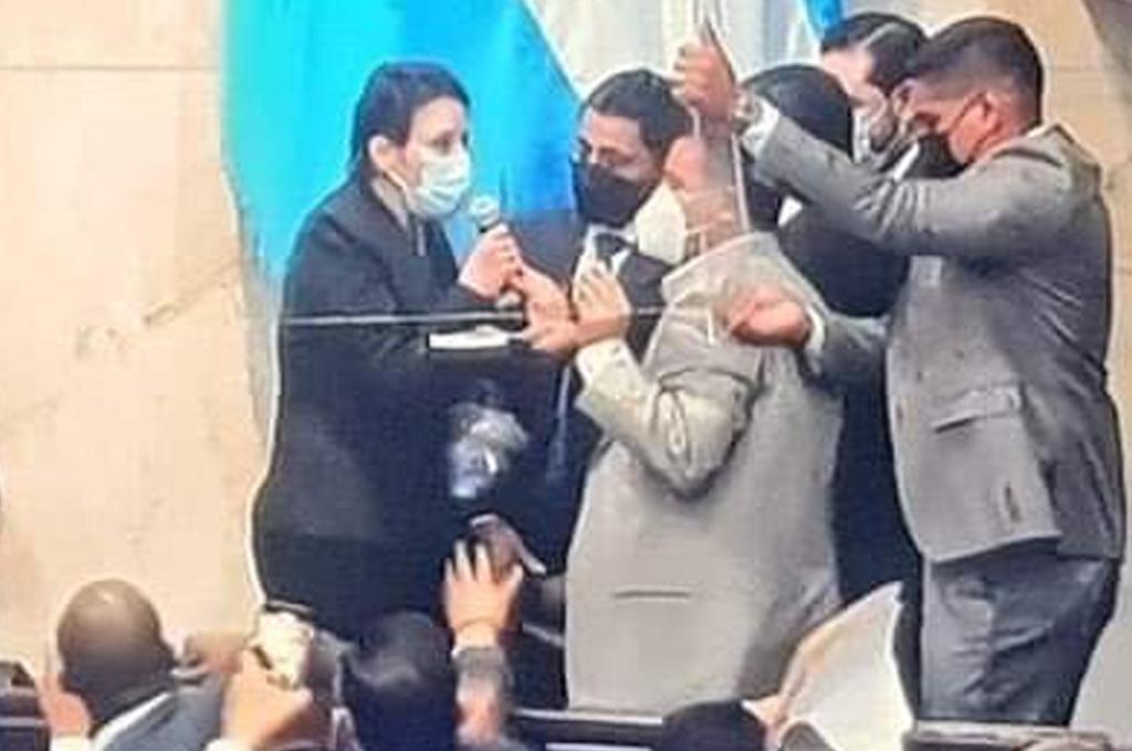 Las fotos del zafarrancho: Patadas y manotazos en el Congreso Nacional; exfutbolista Osman Chávez impuso respeto