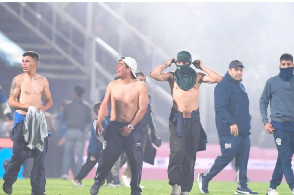 Con balas de goma, gas lacrimógeno y represión: Así fue el caos que llevó a la cancelación del partido Gimnasia vs Boca Jrs