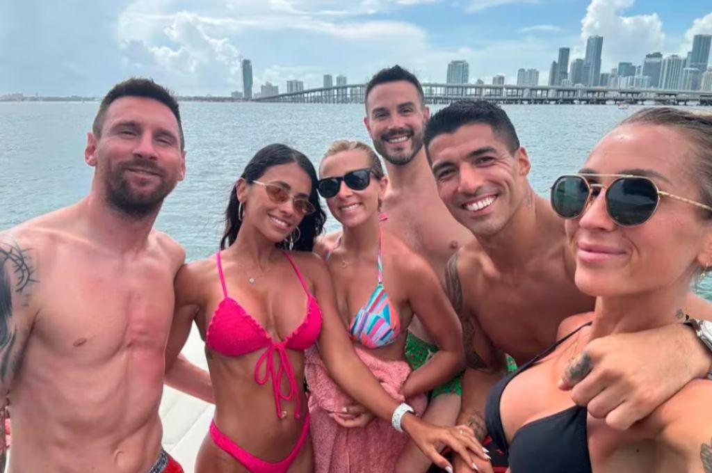 ¡De nuevo en la playa! Antonela Rocuzzo enciende las redes sociales con su bikini; junto a Messi y Luis Suárez