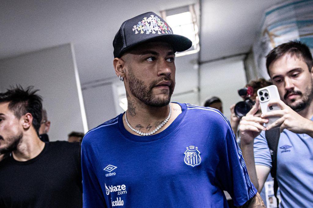 Neymar regresó a Santos con debut amargo: un jugador se burló del ‘10’ en su cumpleaños y lo que hizo un guardia seguridad