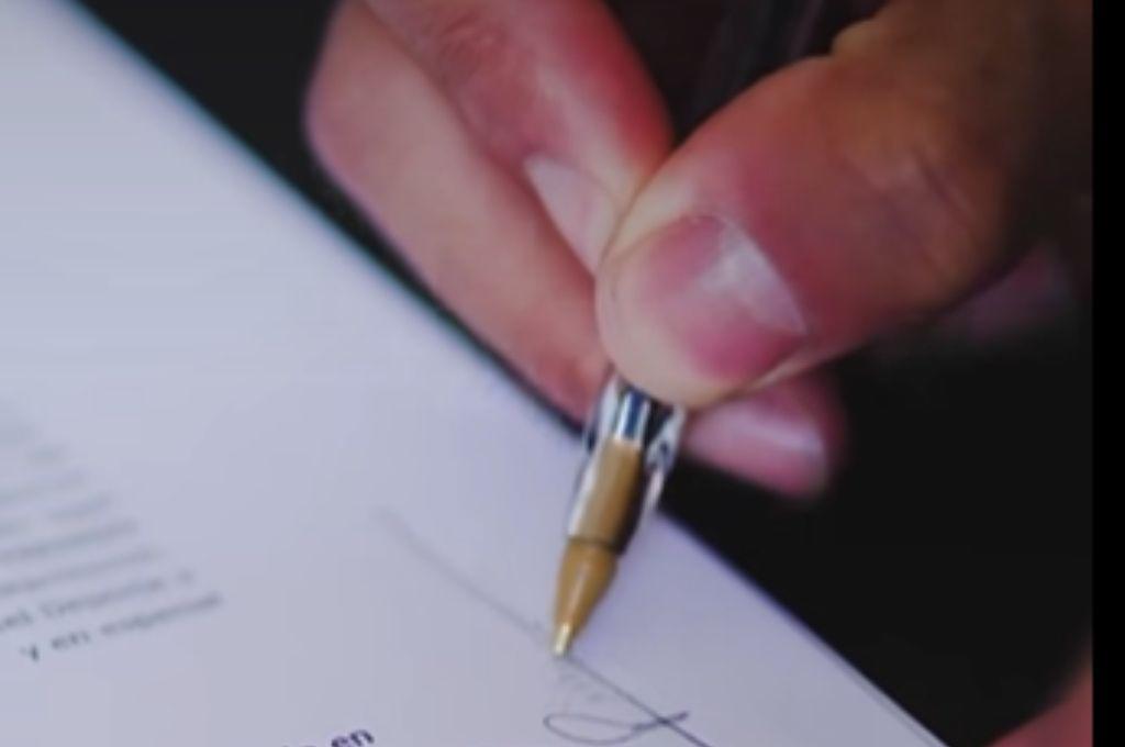 La mirada enamorada de su esposa y el tierno mensaje de su madre: así fue el primer entrenamiento de Carlos Pineda en el Sporting