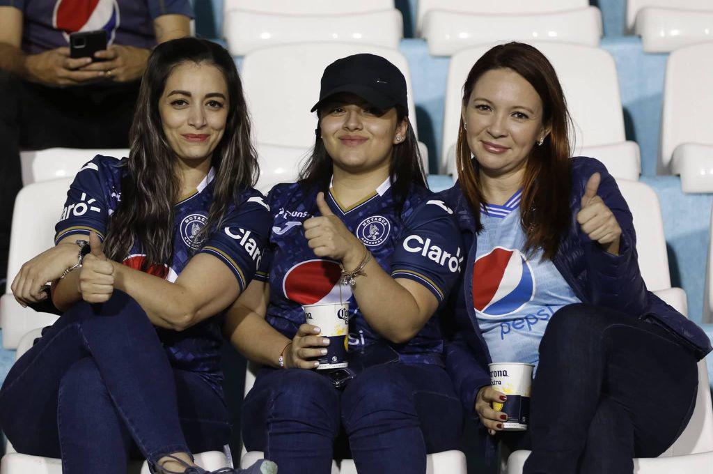 NO SE VIO EN TV: Los estadios estuvieron adornados con mujeres hermosas, la expulsión de Vargas y la celebración de Pedro Báez