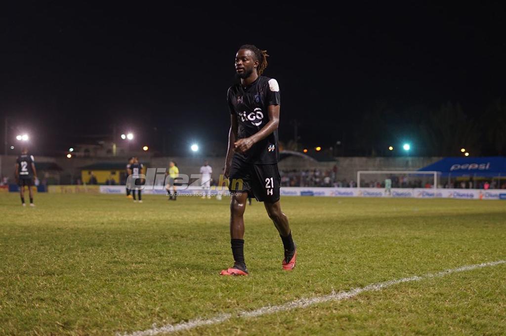 Geovanny Martínez y Brayan Moya se fueron expulsado en el complemento. (Foto Mauricio Ayala)