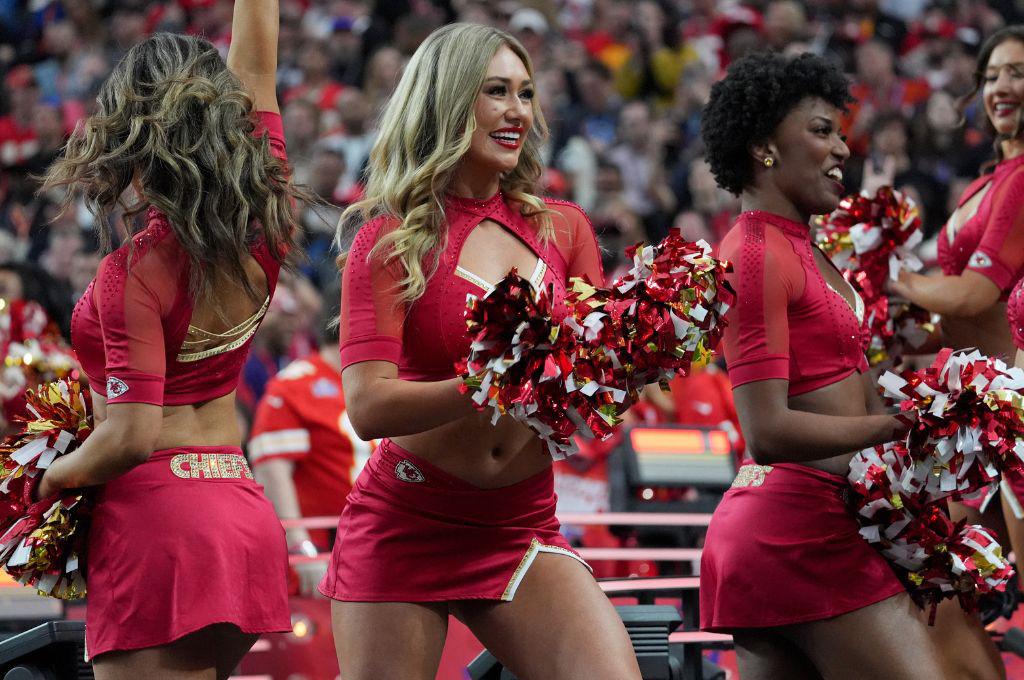 Super Bowl Chiefs-49ers: Taylor Swift se roba las miradas en graderías, besos y grandes estrellas de invitados