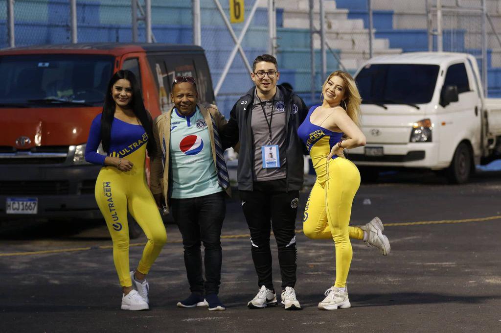 NO SE VIO EN TV: Los estadios estuvieron adornados con mujeres hermosas, la expulsión de Vargas y la celebración de Pedro Báez