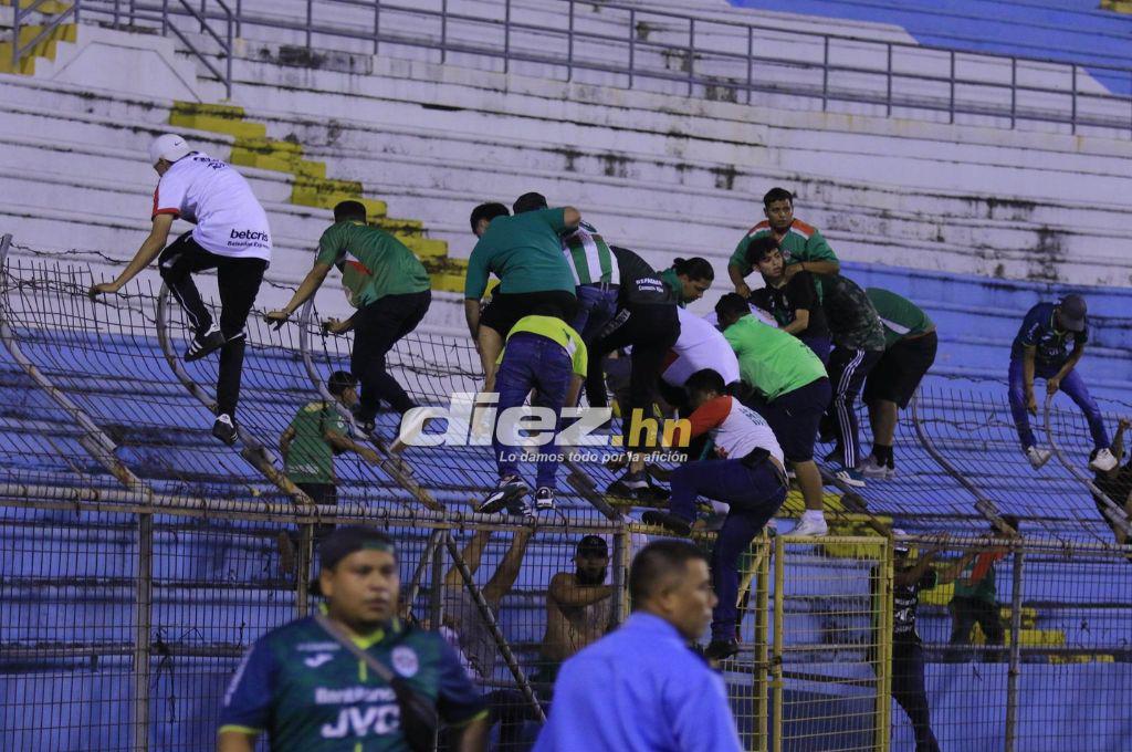 Las imágenes del caos en el Olímpico: Piedras, tres jugadores de Marathón se pusieron en riesgo ¿Y quién comenzó todo?
