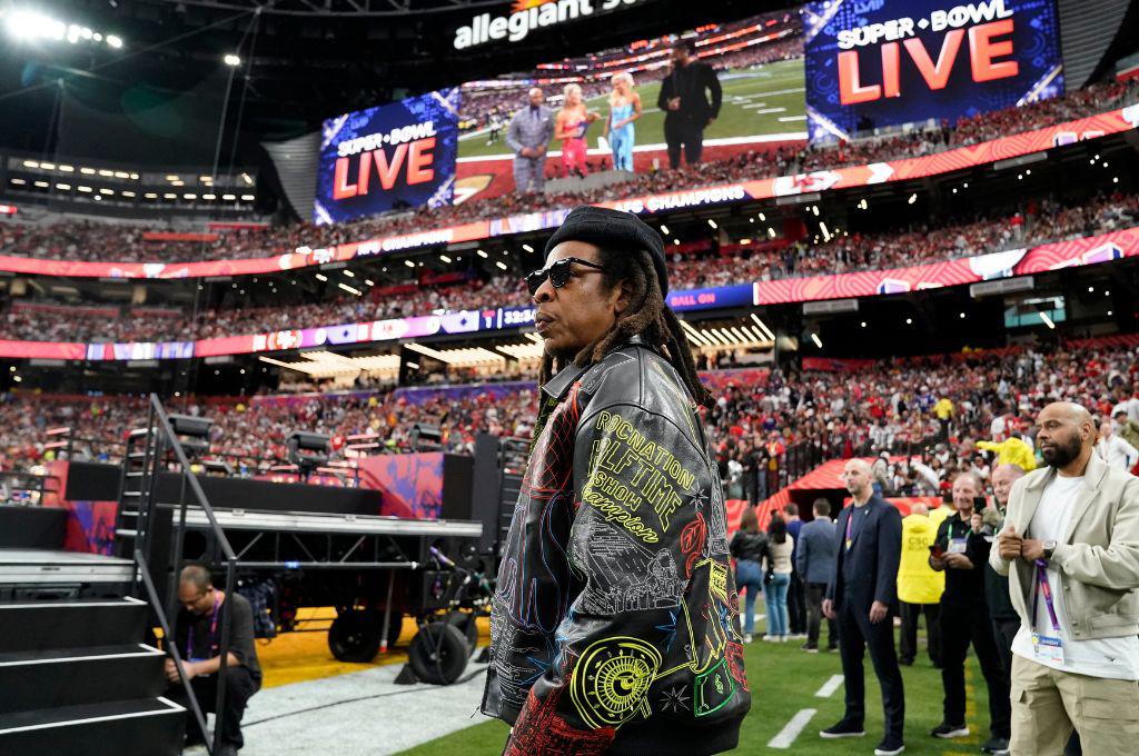 Super Bowl Chiefs-49ers: Taylor Swift se roba las miradas en graderías, besos y grandes estrellas de invitados