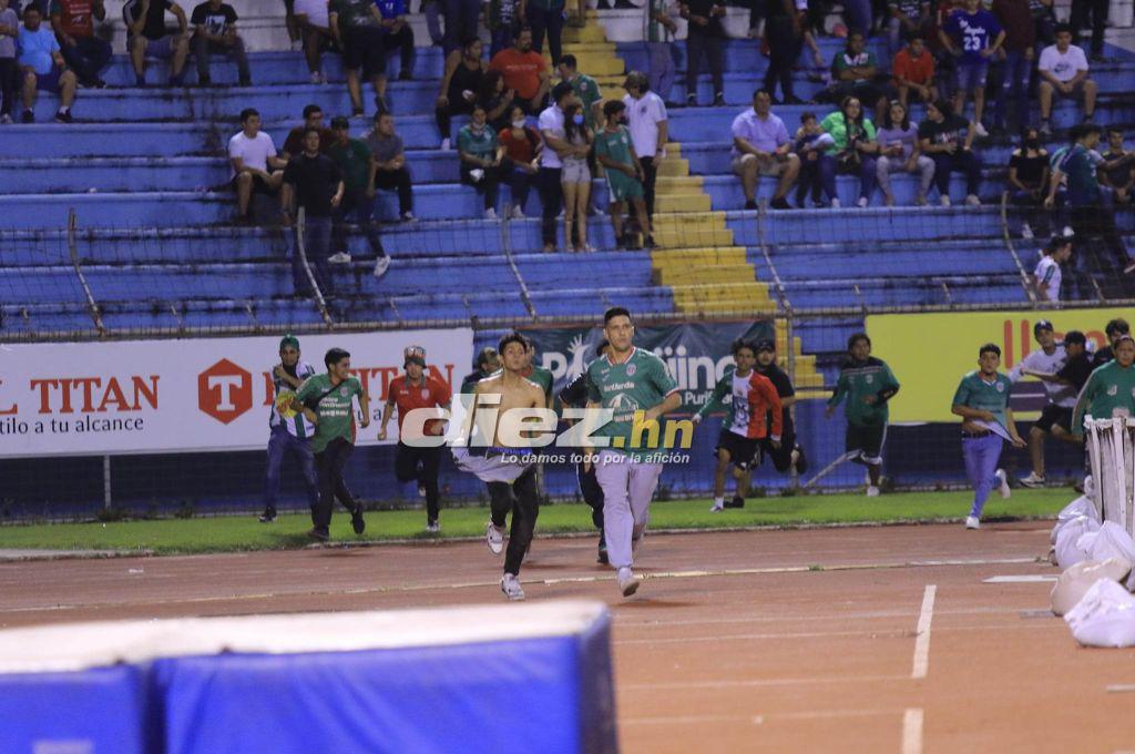Las imágenes del caos en el Olímpico: Piedras, tres jugadores de Marathón se pusieron en riesgo ¿Y quién comenzó todo?