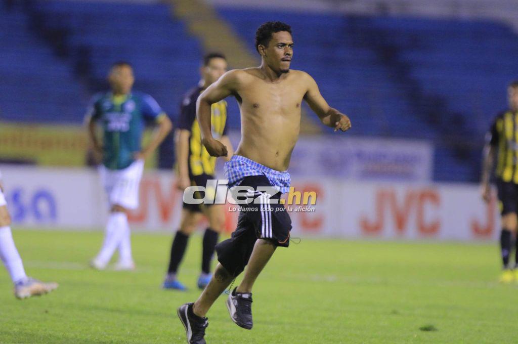 Las imágenes del caos en el Olímpico: Piedras, tres jugadores de Marathón se pusieron en riesgo ¿Y quién comenzó todo?