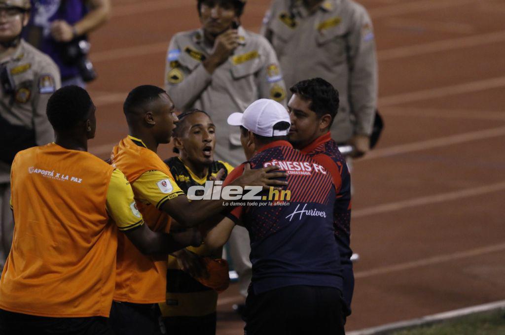 Jhow Benavídez de portero, la roja a “Buba” López y bronca entre jugadores de Real España y Génesis