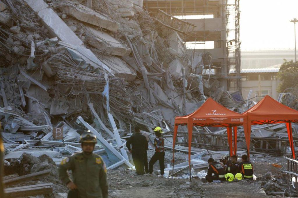 Las catastróficas imágenes del terremoto en Birmania y Tailandia: Llevamos más gente al cementerio que al hospital