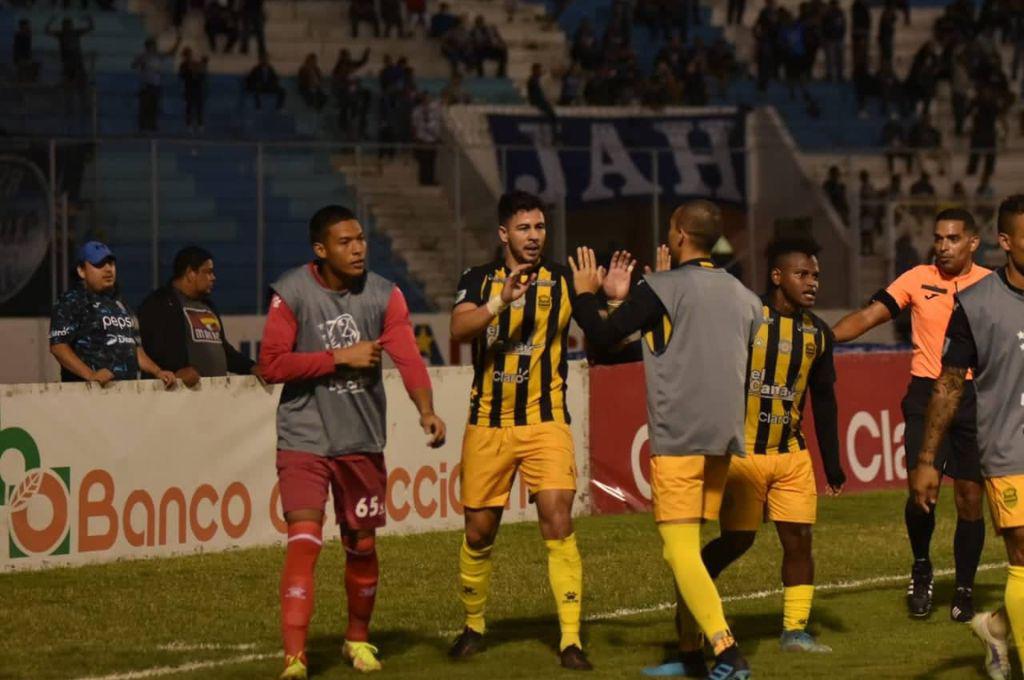 NO SE VIO EN TV: Los estadios estuvieron adornados con mujeres hermosas, la expulsión de Vargas y la celebración de Pedro Báez