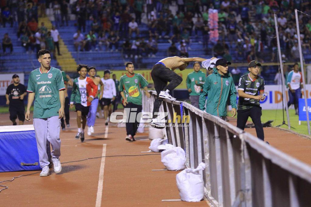 Las imágenes del caos en el Olímpico: Piedras, tres jugadores de Marathón se pusieron en riesgo ¿Y quién comenzó todo?