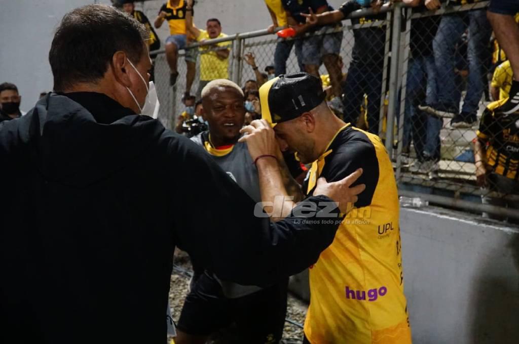 El vibrante festejo del Real España y su afición tras pasar a la final: Rocca le ‘roba’ gorra a aficionado; el Morazán retumbó