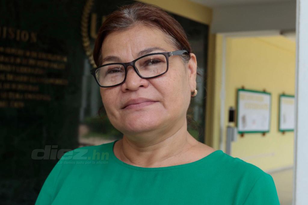 Doña Gloria, madre de Luis Alvarado, está muy orgullosa por lo que ha logrado su hijo con la Sub-20 de Honduras.