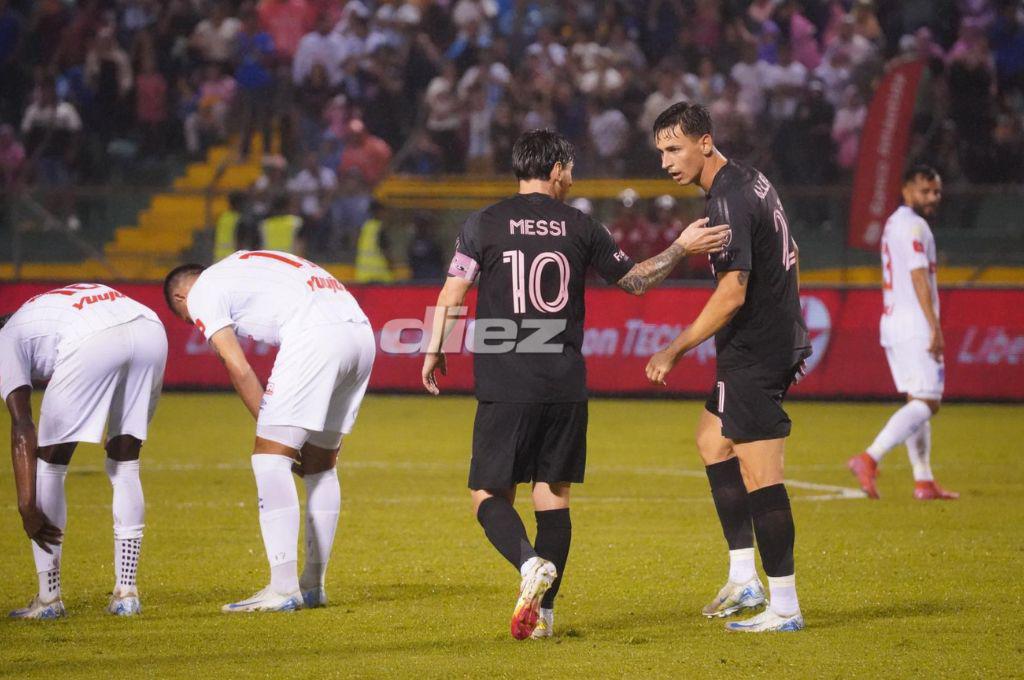 Messi anotó e hizo magia en el Olímpico: el gran gesto del argentino y los jugadores del Olimpia que ‘insistieron’ por su camisa
