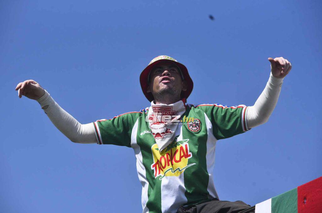 El ambiente en el Yankel: Jugadores y aficionados pegados al celular por el Manchester City-Real Madrid